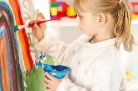 Niños participando en clases de dibujo y pintura en la Academia Da Vinci Zaragoza