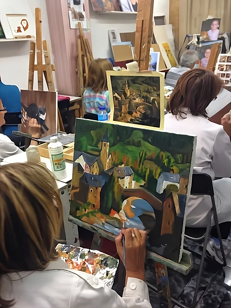 Alumnos de la academia de arte en Zaragoza Da Vinci dibujando y pintando en clase