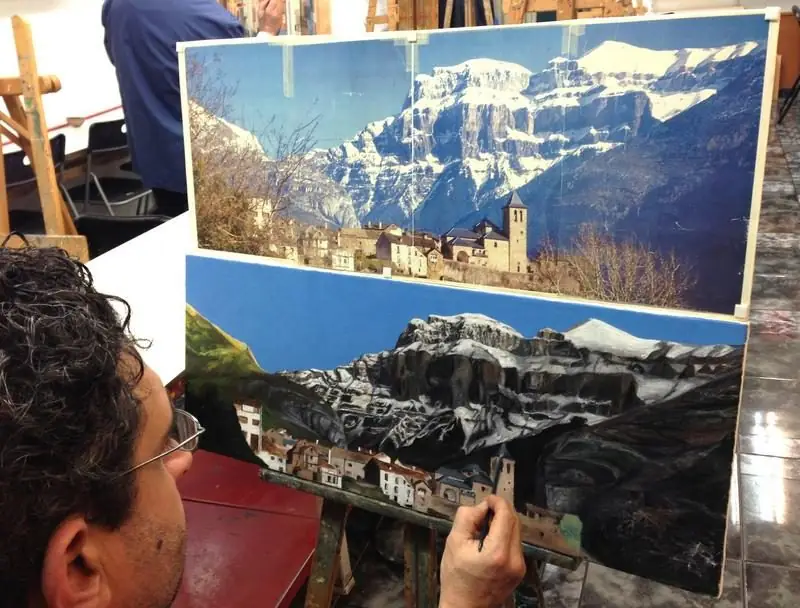 Alumno trabajando en clase de dibujo con seguimiento del profesor en Academia Da Vinci Zaragoza